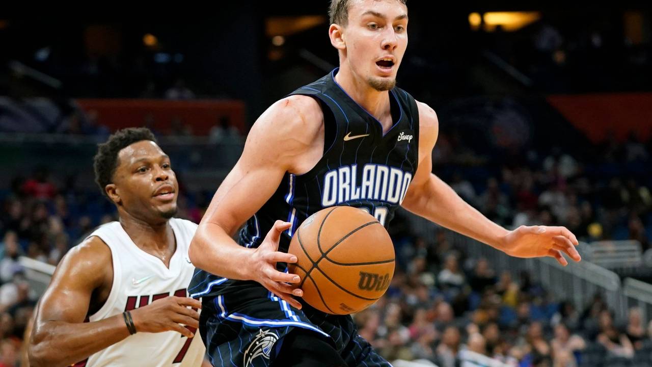17.12.2021, USA, Orlando: Basketball: NBA, Orlando Magic - Miami Heat, Hauptrunde, Hauptrunde-Partien, 59. Spieltag. Franz Wagner (r) von Orlando Magic in Aktion mit Kyle Lowry von Miami Heat. Foto: John Raoux/AP/dpa +++ dpa-Bildfunk +++