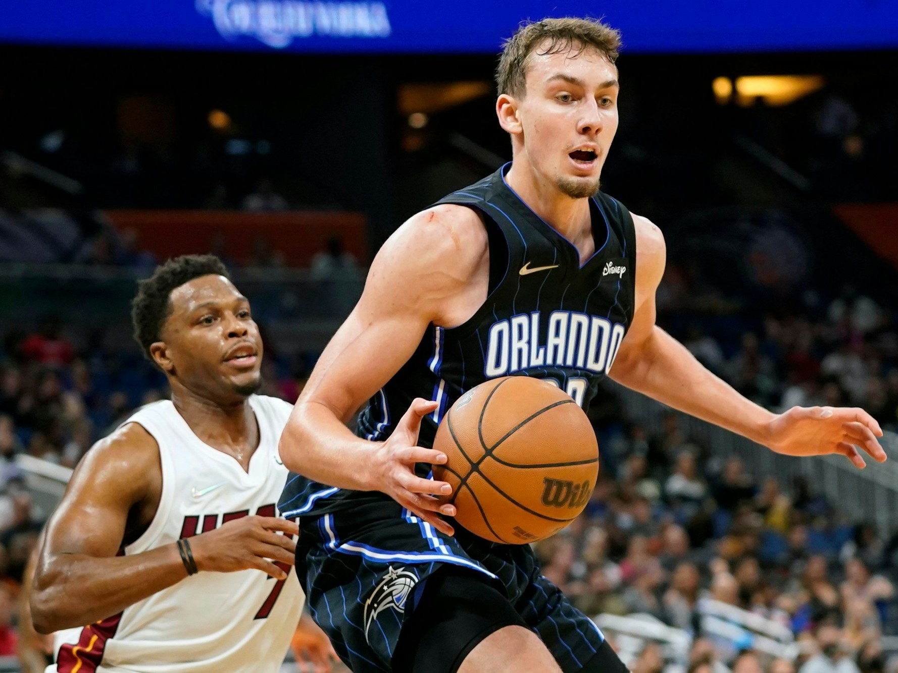 17.12.2021, USA, Orlando: Basketball: NBA, Orlando Magic - Miami Heat, Hauptrunde, Hauptrunde-Partien, 59. Spieltag. Franz Wagner (r) von Orlando Magic in Aktion mit Kyle Lowry von Miami Heat. Foto: John Raoux/AP/dpa +++ dpa-Bildfunk +++