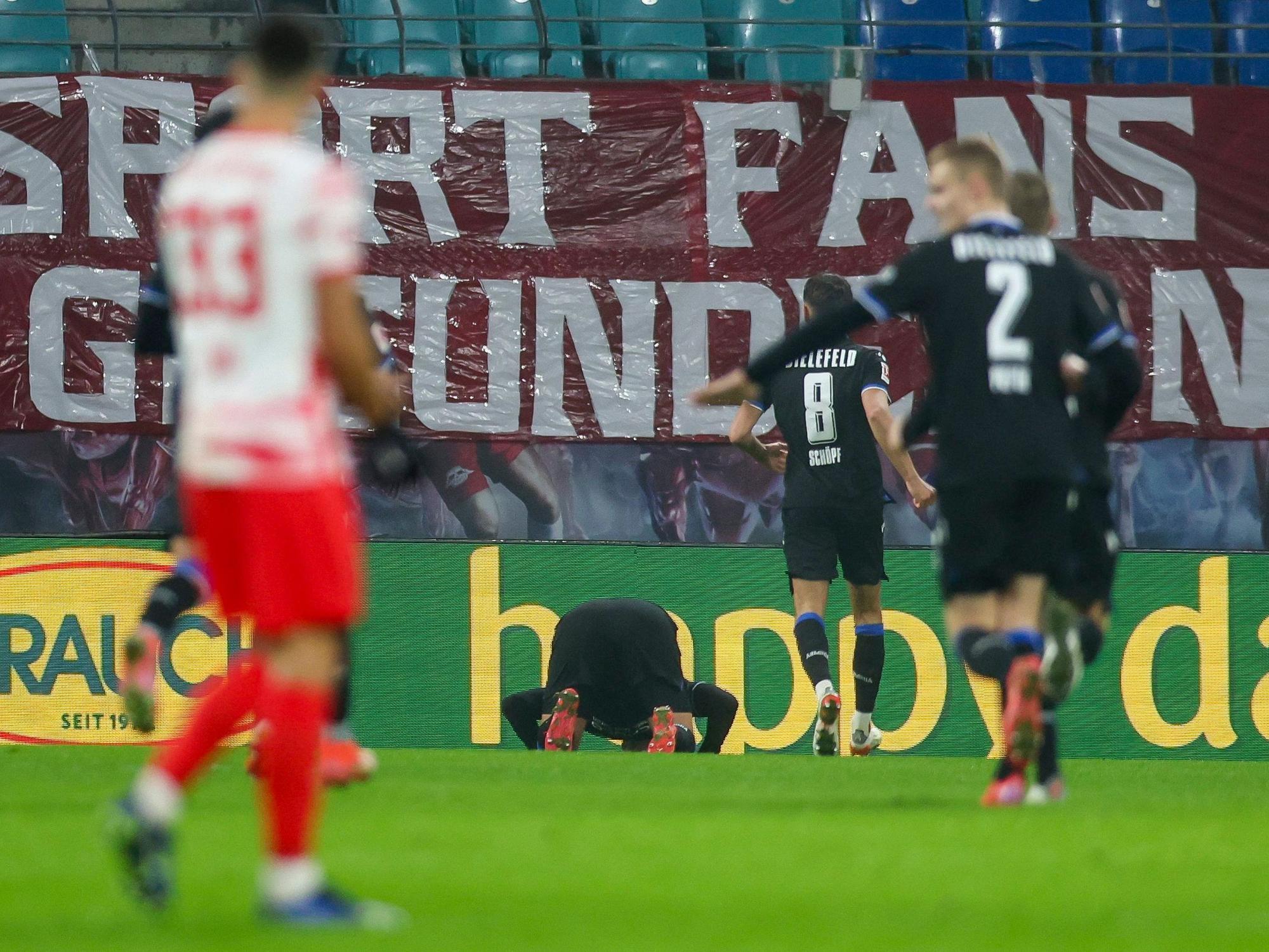 Bielefelds Janni Serra (M) jubelt nach seinem Treffer zum 0:1.