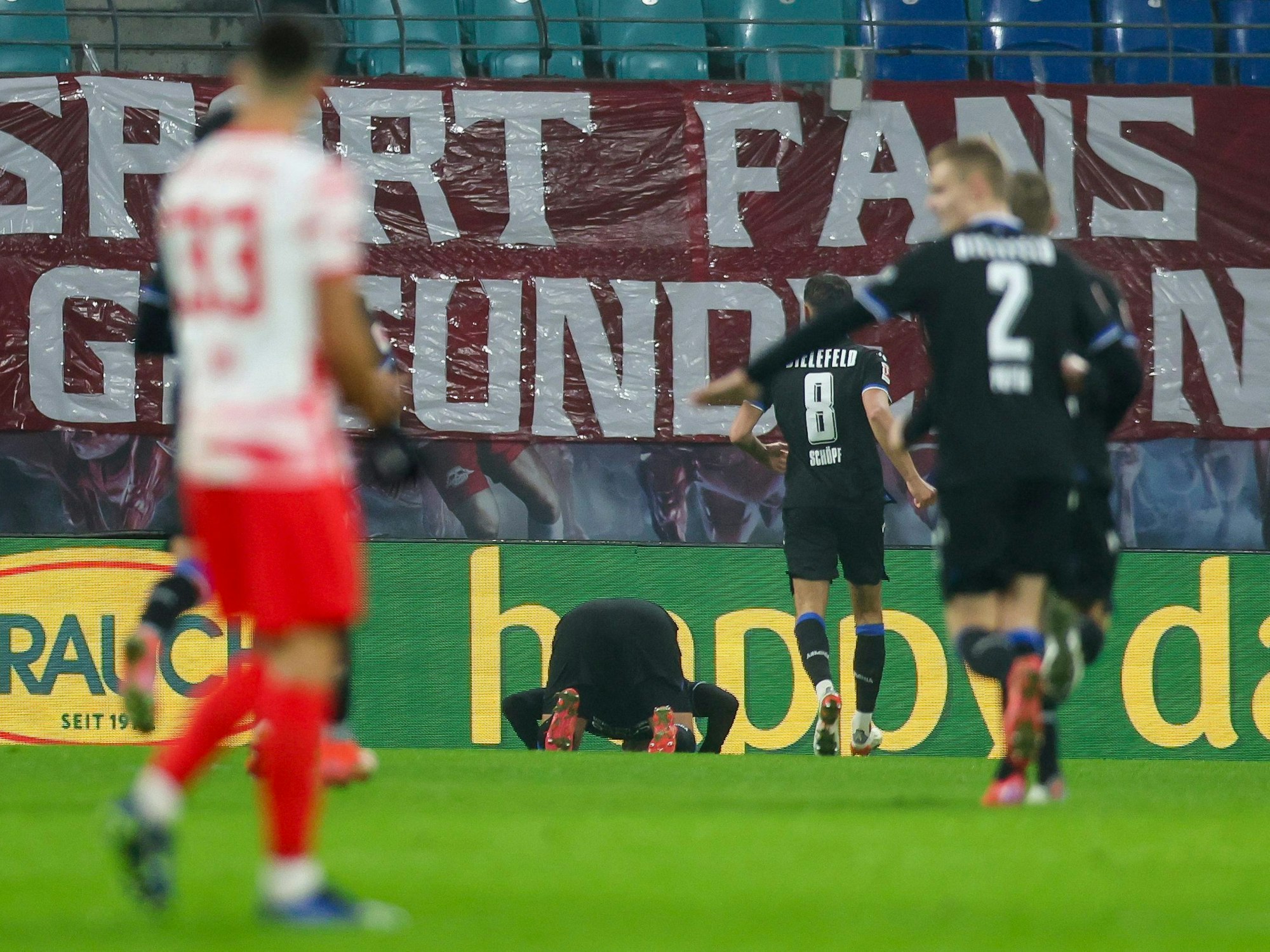 Bielefelds Janni Serra (M) jubelt nach seinem Treffer zum 0:1.