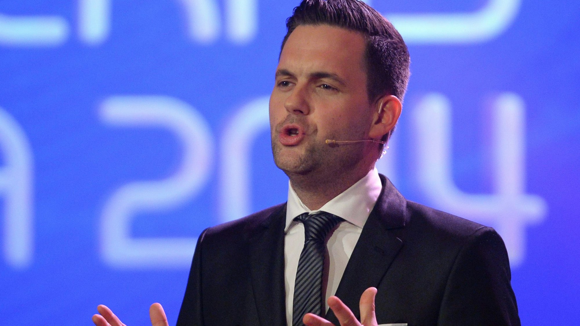 Matthias Killing moderiert während der 20. "Jose Carreras Gala" am 18.12.2014 im Europapark in Rust (Baden-Württemberg).