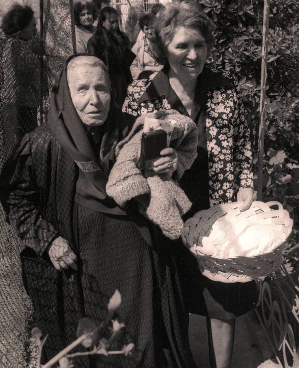 Die bulgarische Seherin Baba Wanga hatte schon mit vielen ihrer Vorhersagen Recht. Das Foto der blinden Seherin wurde 1994 in Petritsch (Bulgarien) aufgenommen.