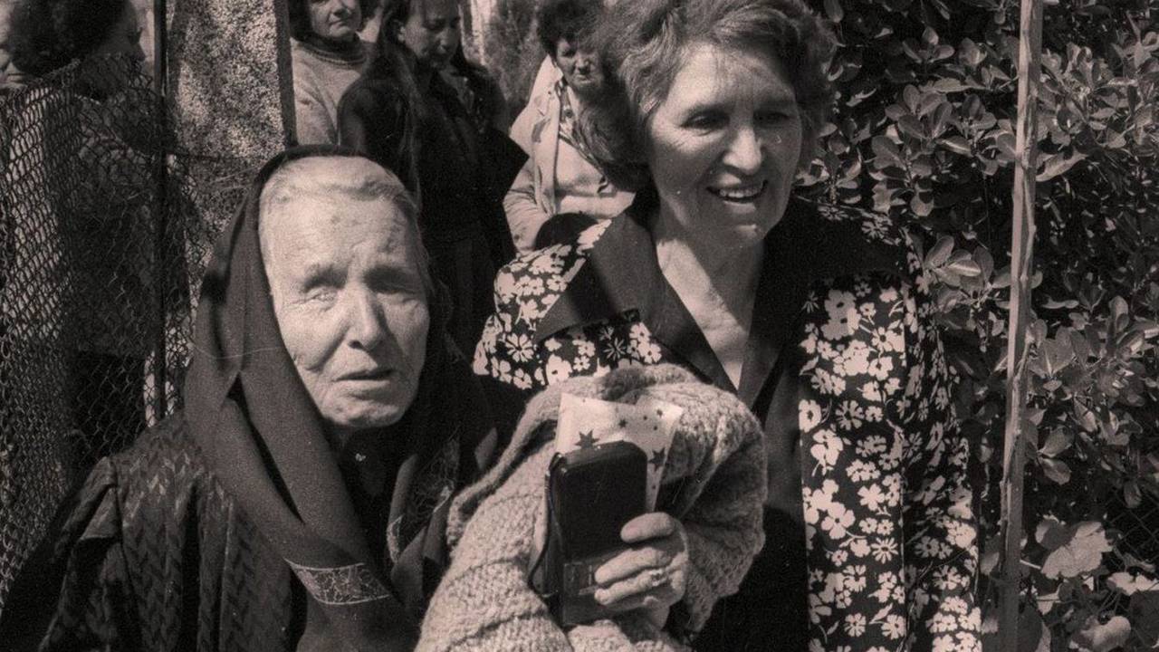 Die bulgarische Seherin Baba Wanga hatte schon mit vielen ihrer Vorhersagen Recht. Das Foto der blinden Seherin wurde 1994 in Petritsch (Bulgarien) aufgenommen.