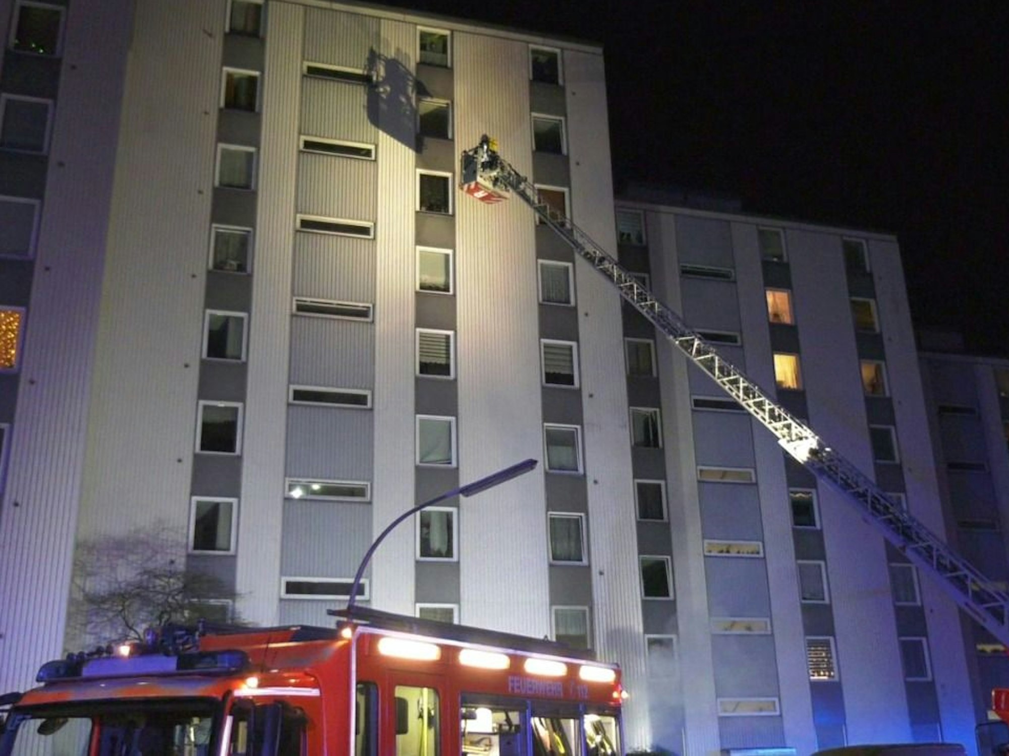 Feuerwehreinsatz mit einer Drehleiter.