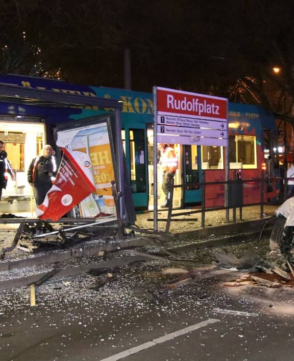 Nach einem Unfall wurden ein Auto und eine Straßenbahnhaltestelle schwer beschädigt.