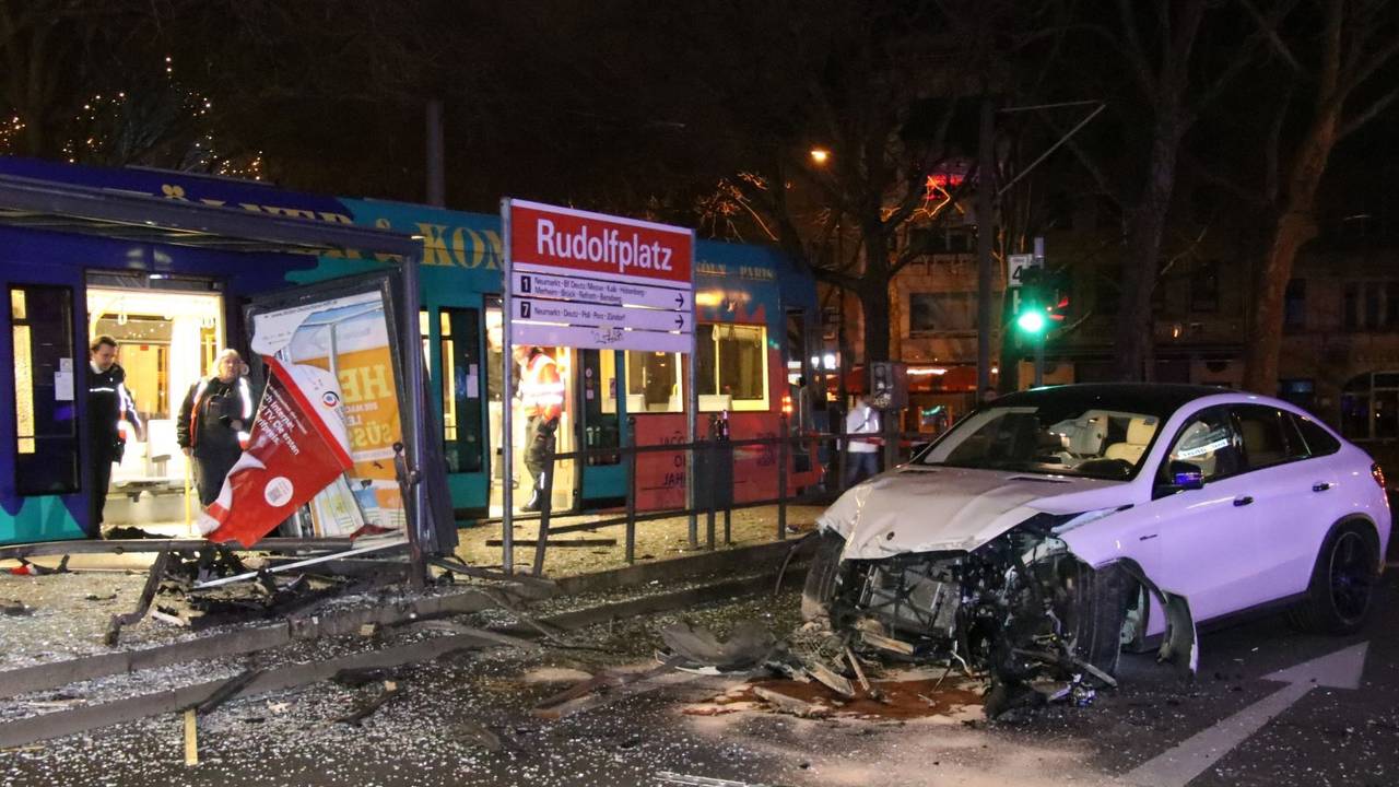 Nach einem Unfall wurden ein Auto und eine Straßenbahnhaltestelle schwer beschädigt.