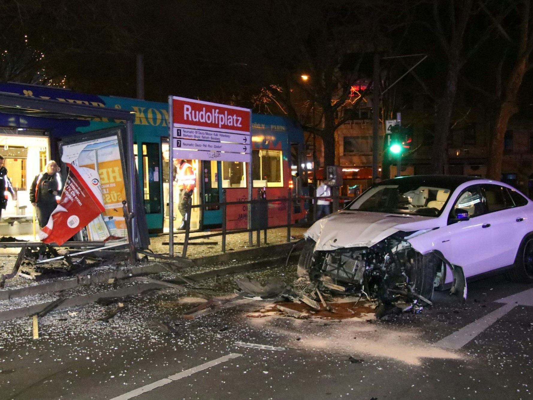 Nach einem Unfall wurden ein Auto und eine Straßenbahnhaltestelle schwer beschädigt.