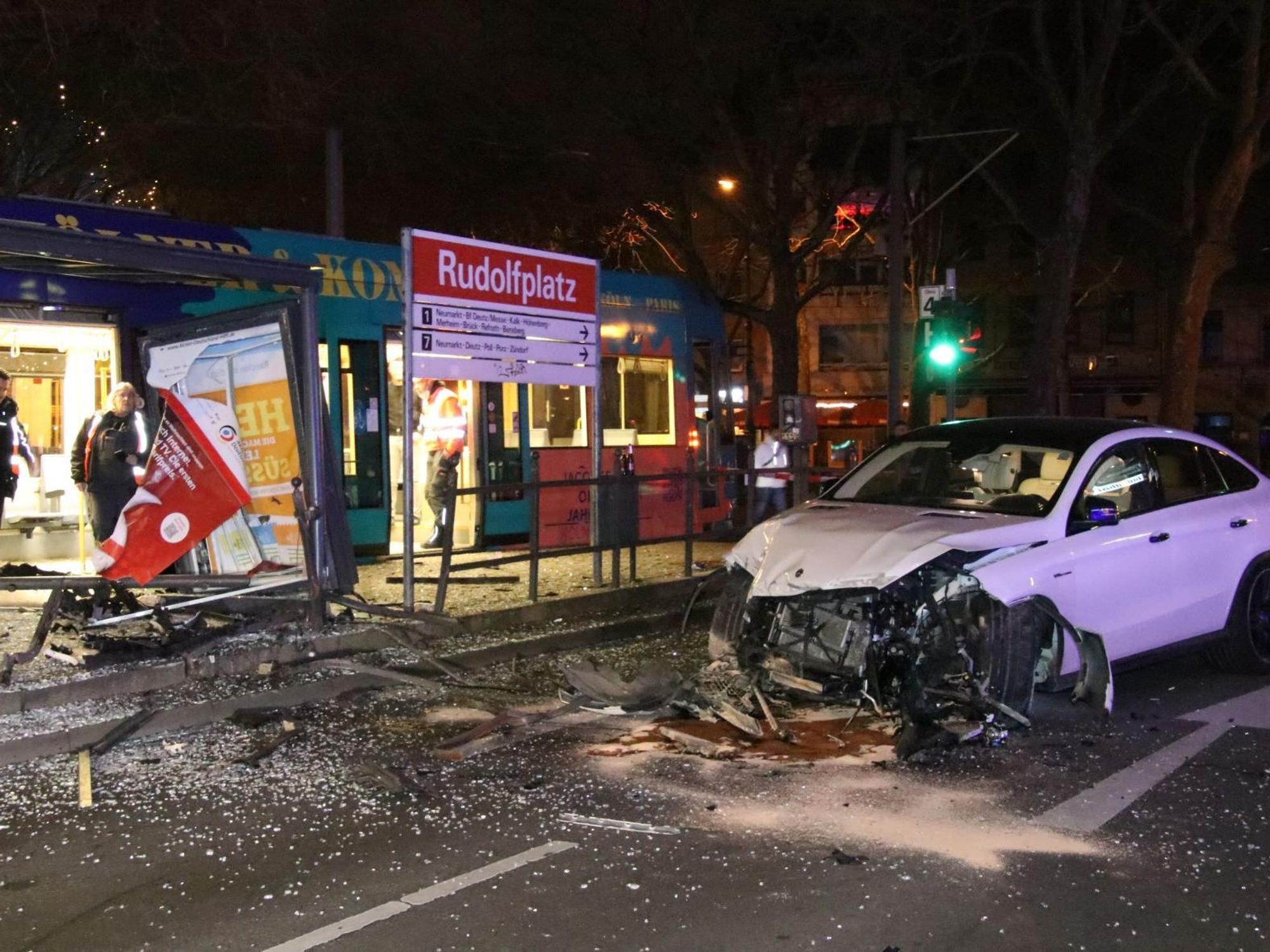 Nach einem Unfall wurden ein Auto und eine Straßenbahnhaltestelle schwer beschädigt.
