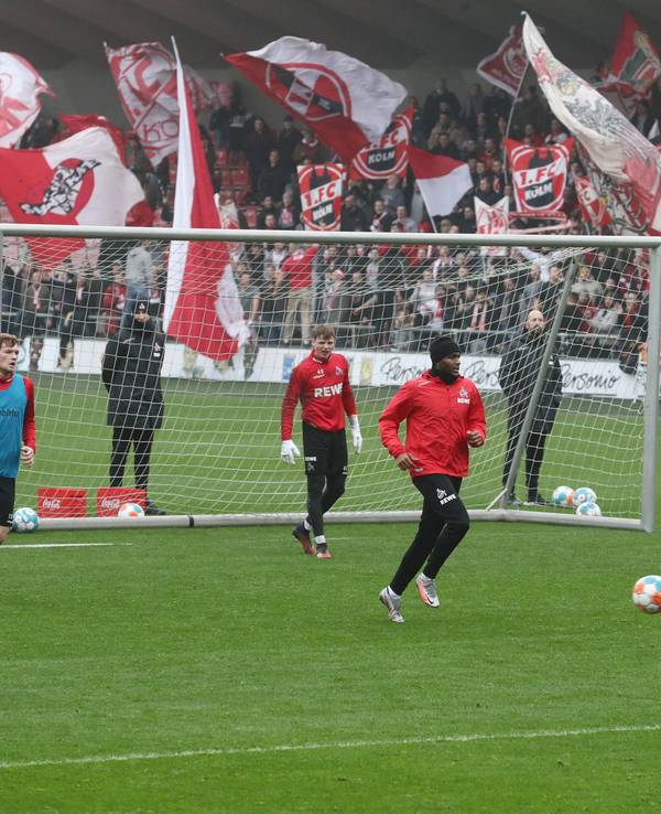 Die Mannschaft des 1. FC Köln trainierte im Franz-Kremer-Stadion vor 150 Ultras.