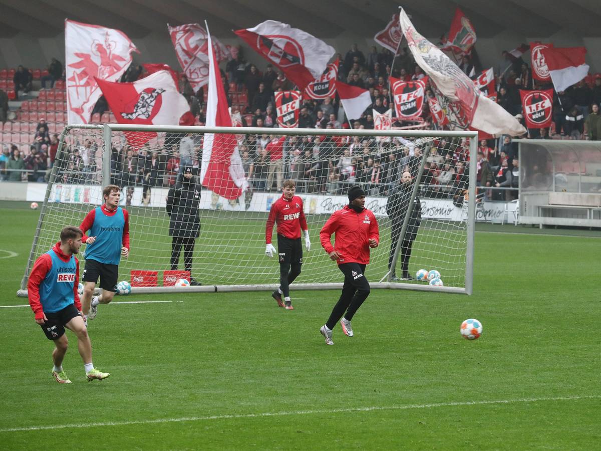 Die Mannschaft des 1. FC Köln trainierte im Franz-Kremer-Stadion vor 150 Ultras.