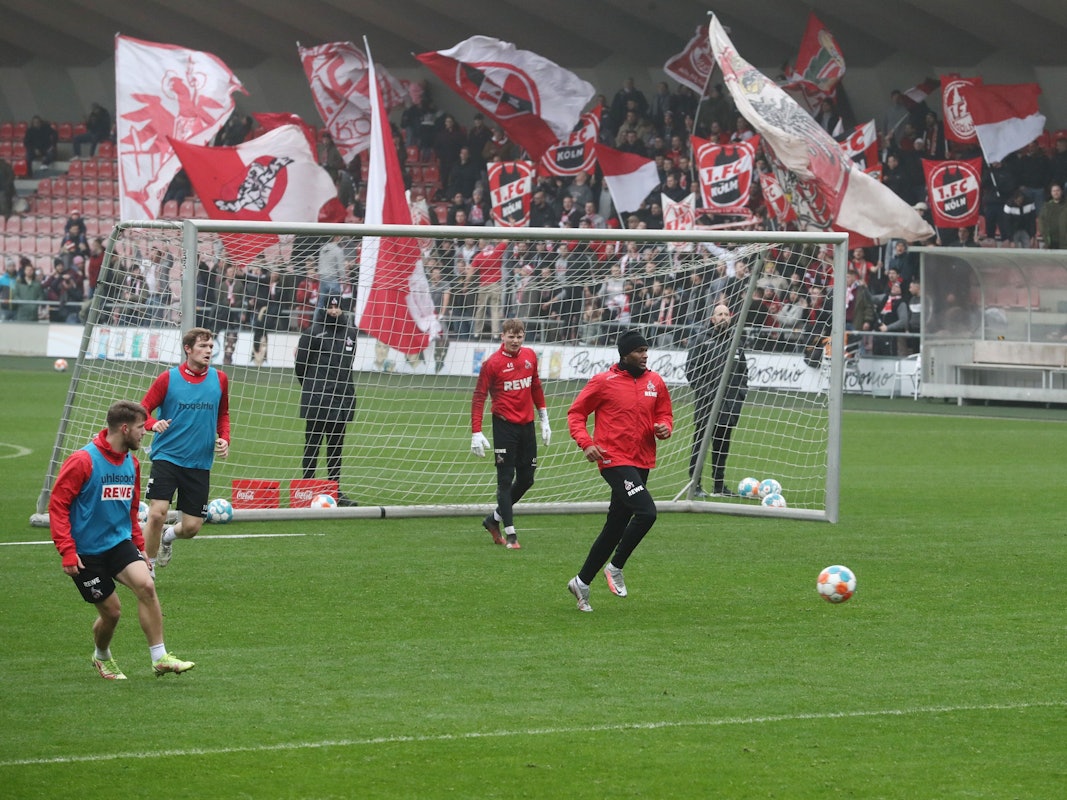 Die Mannschaft des 1. FC Köln trainierte im Franz-Kremer-Stadion vor 150 Ultras.