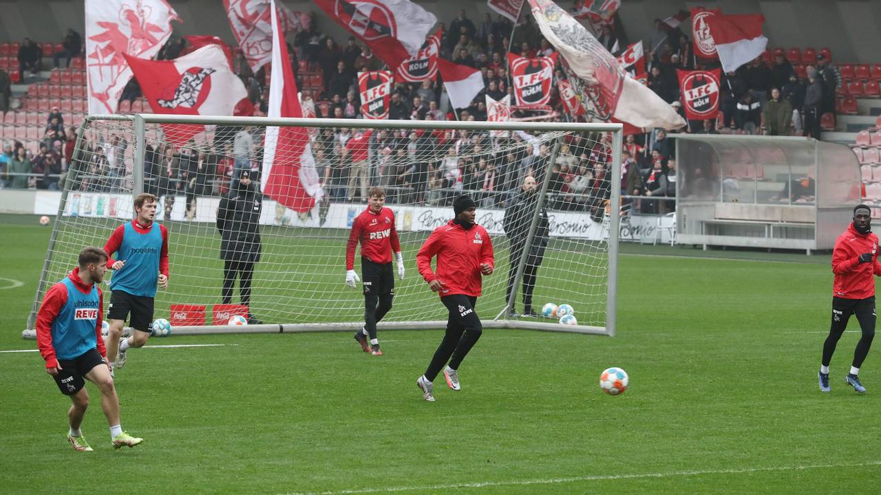 Die Mannschaft des 1. FC Köln trainierte im Franz-Kremer-Stadion vor 150 Ultras.