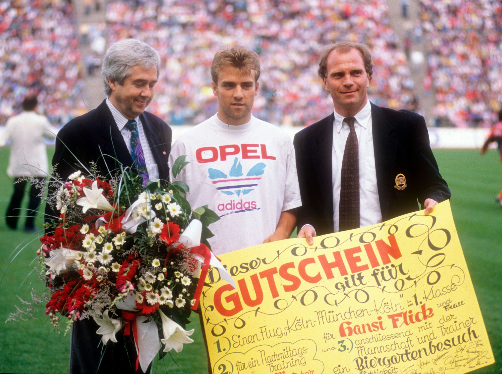 Hansi Flick FC Bayern wird anläßlich seines Wechsels zum 1. FC Köln von Präsident Prof. Dr. Fritz Scherer li. und Manager Uli Hoeneß verabschiedet