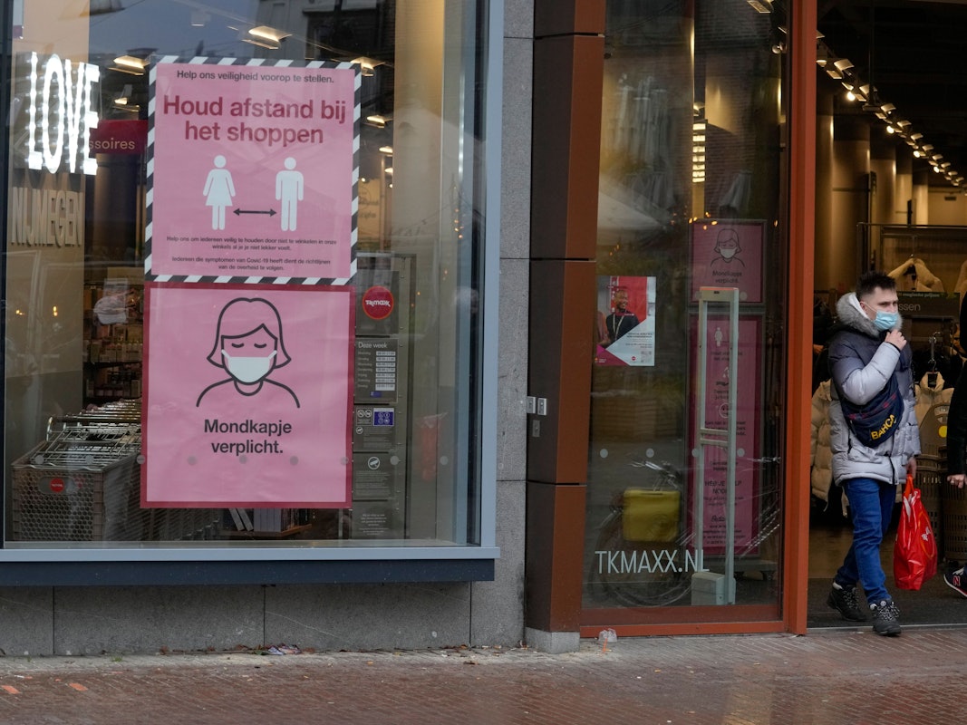 Hinweisschilder sind im Schaufenster eines Geschäftes angebracht, die Kunden auf die Corona-Maßnahmen hinweisen sollen.