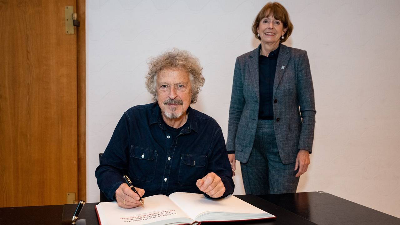 Wolfgang Niedecken trägt sich ins Gästebuch der Stadt Köln ein.