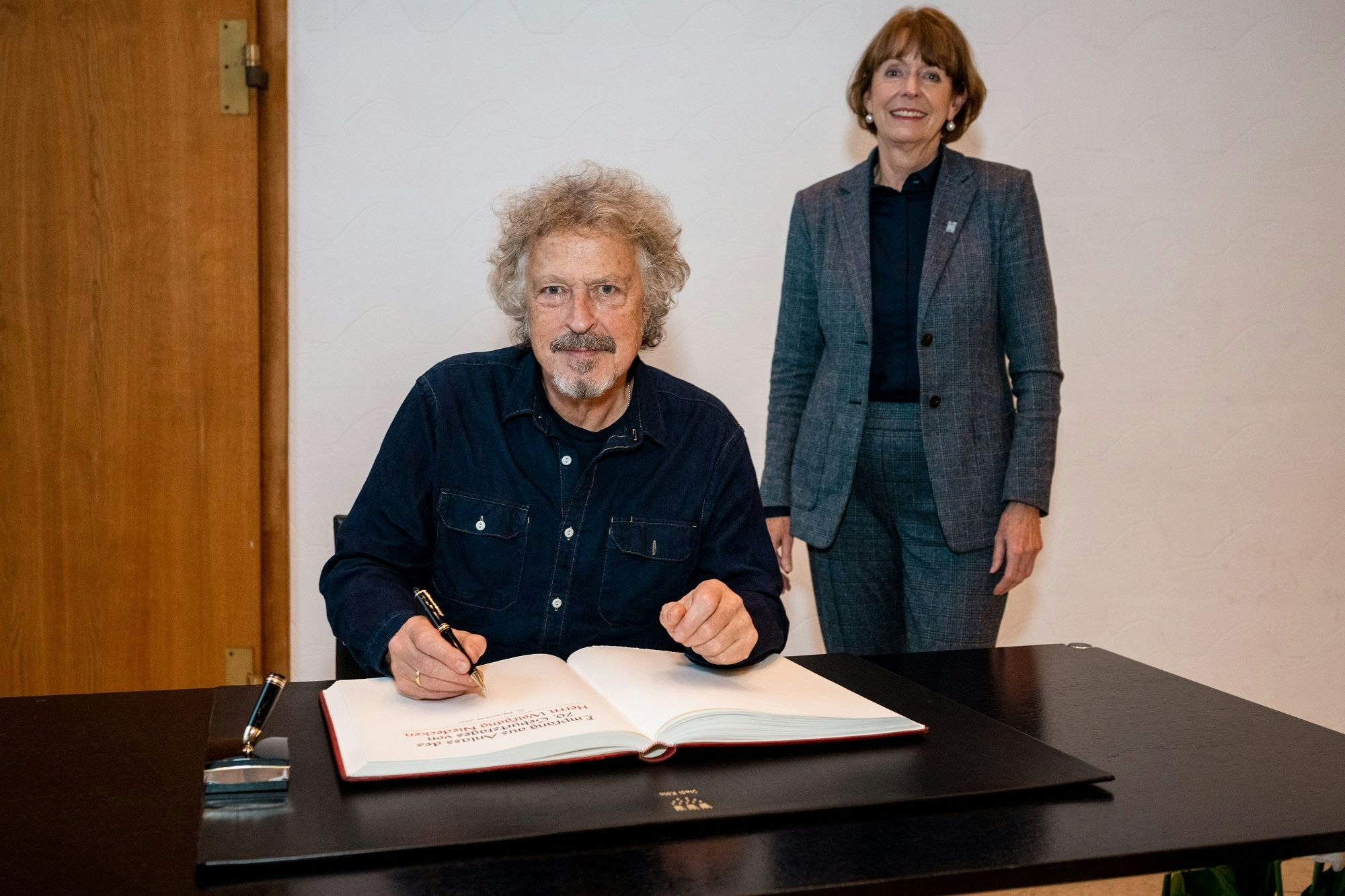 Wolfgang Niedecken trägt sich ins Gästebuch der Stadt Köln ein.