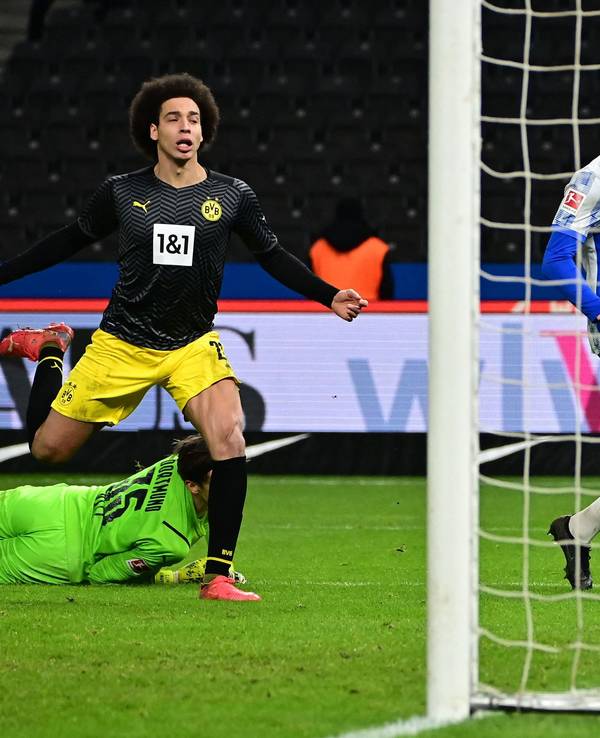 Ishak Belfodil schießt das 1:1 gegen Borussia Dortmund.