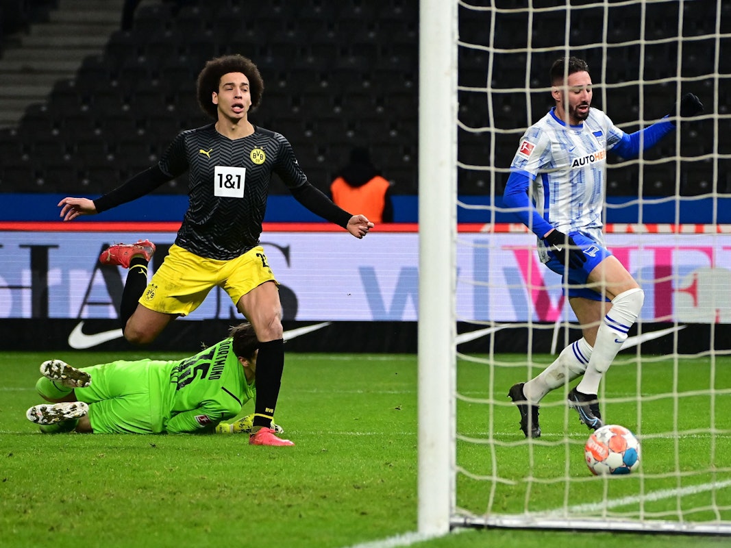 Ishak Belfodil schießt das 1:1 gegen Borussia Dortmund.