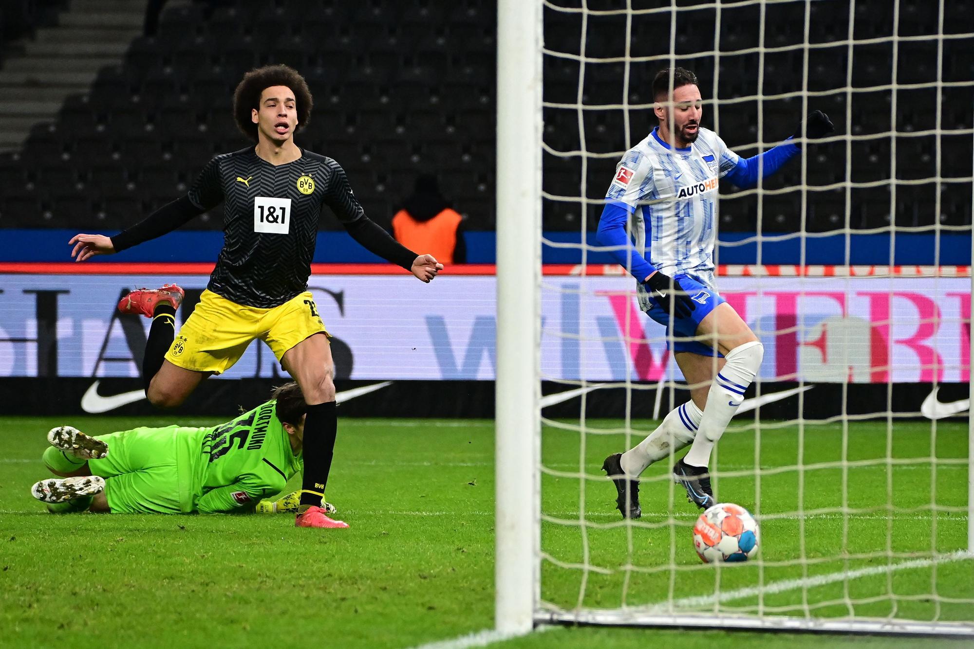 Ishak Belfodil schießt das 1:1 gegen Borussia Dortmund.