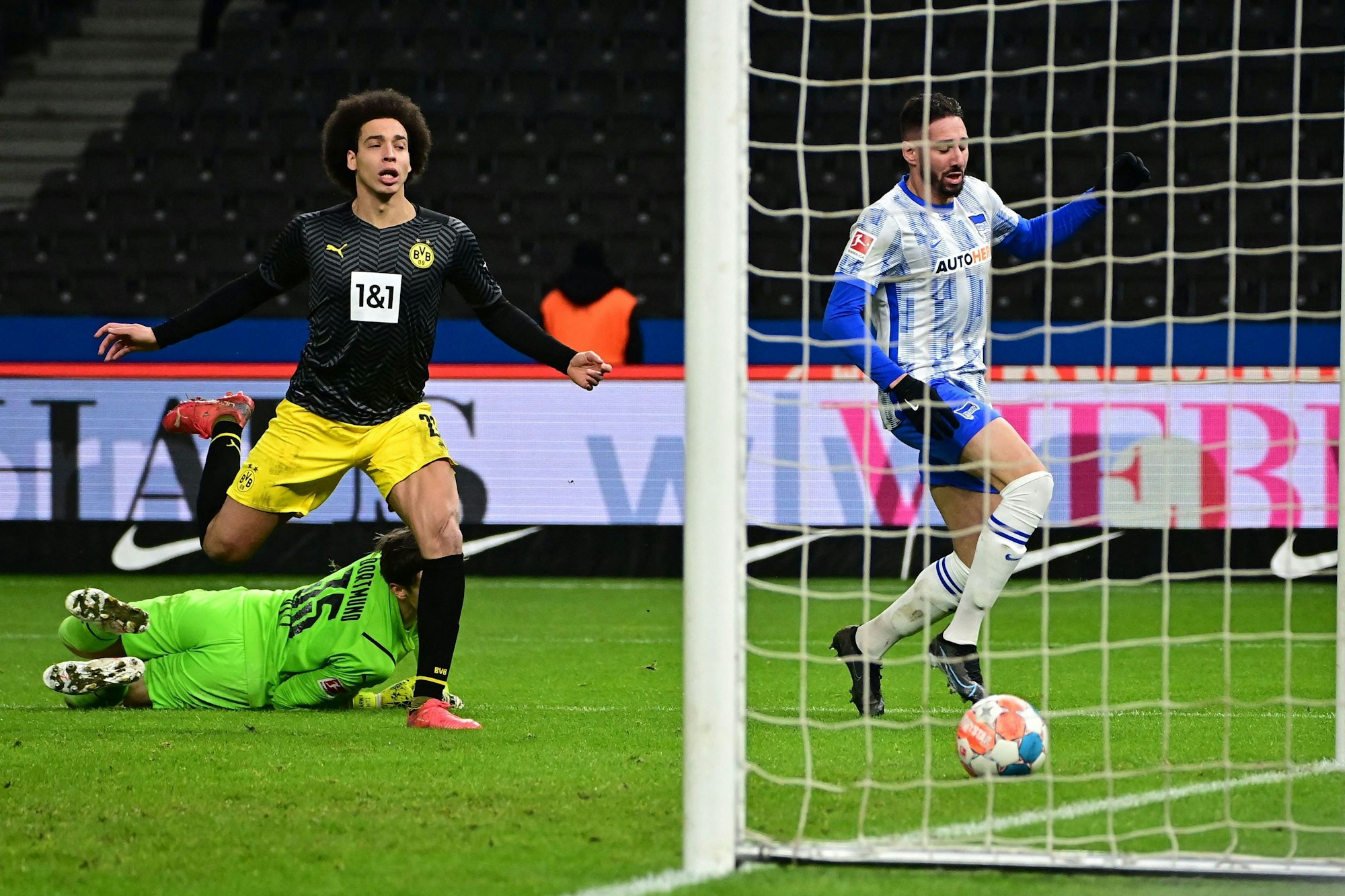 Ishak Belfodil schießt das 1:1 gegen Borussia Dortmund.