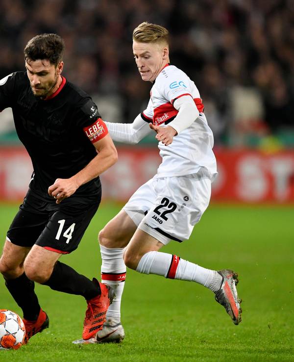 Jonas Hector im Zweikampf mit Chris Führich