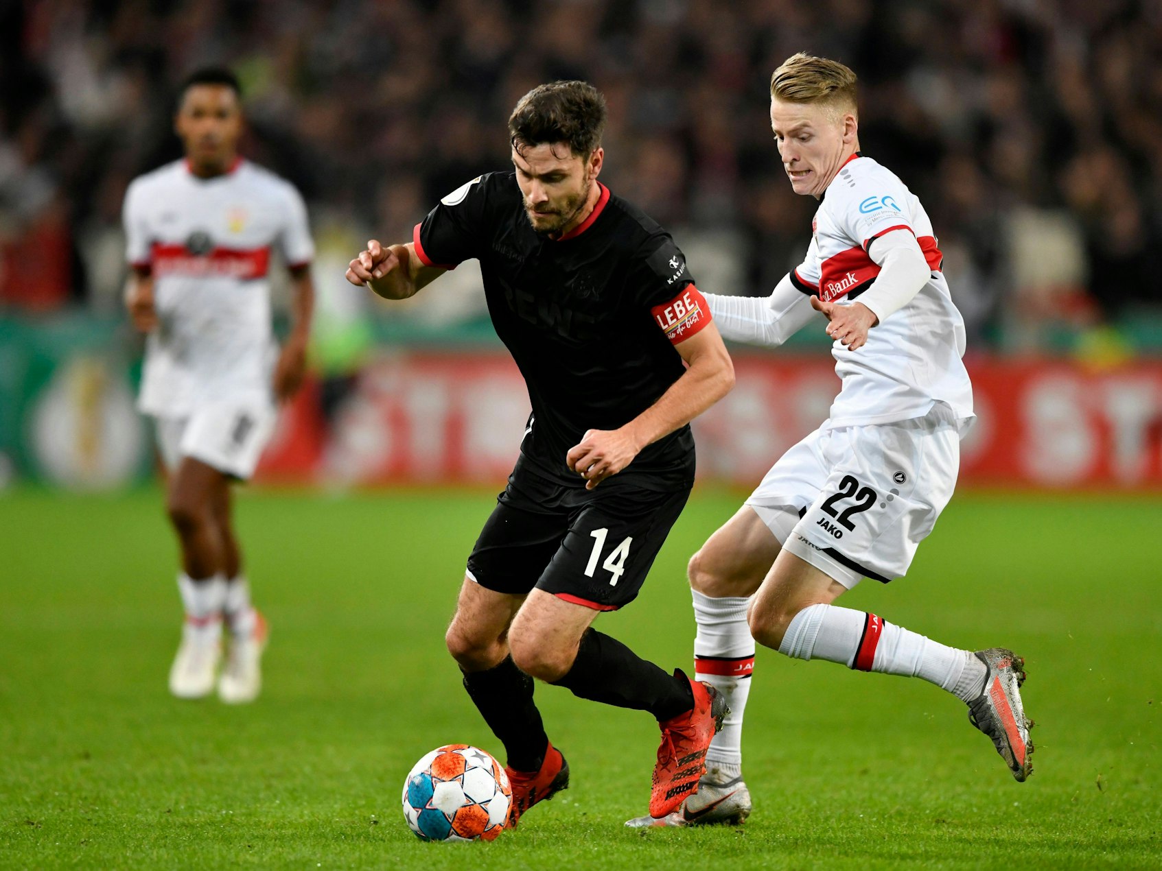 Jonas Hector im Zweikampf mit Chris Führich