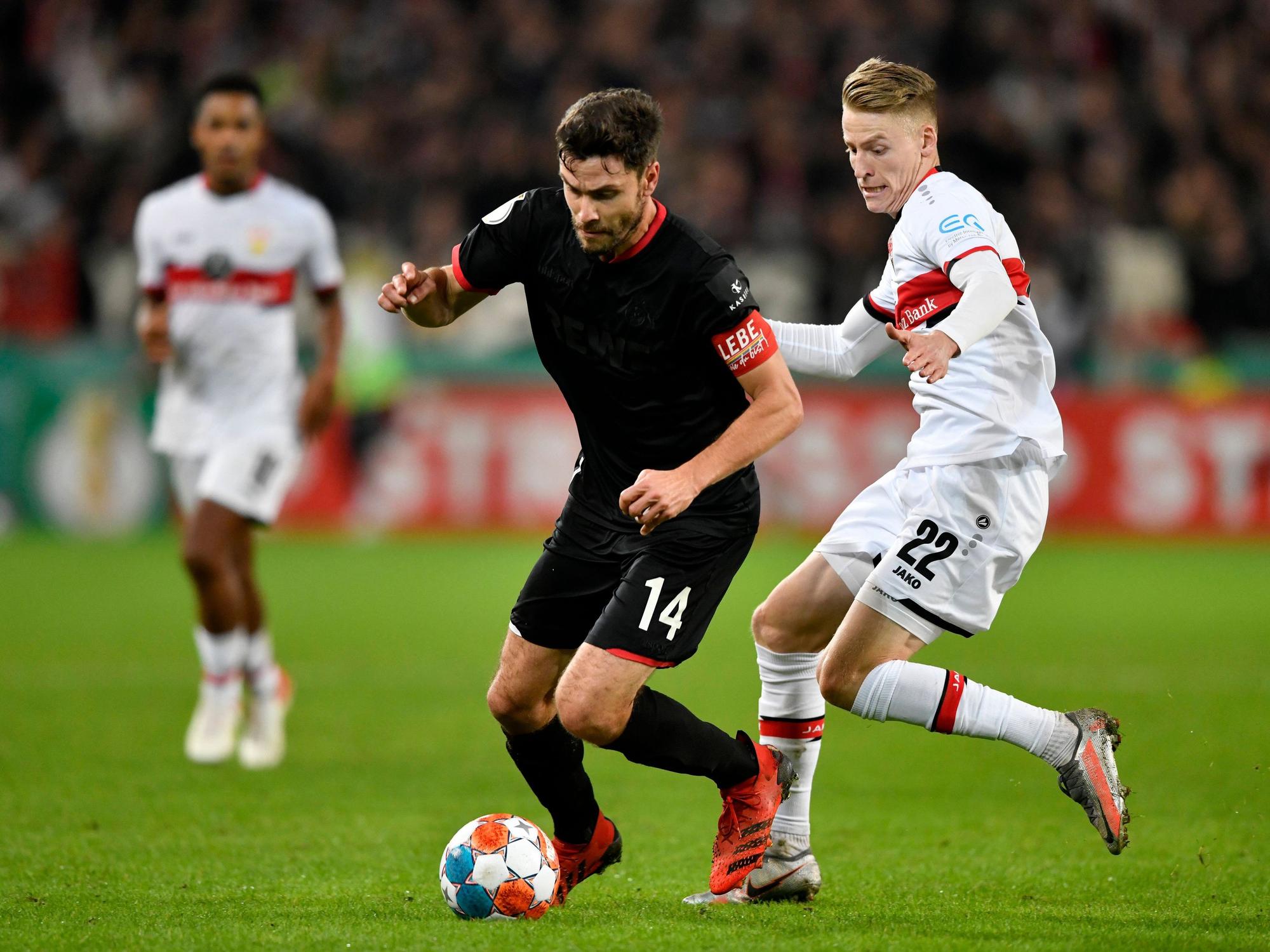Jonas Hector im Zweikampf mit Chris Führich