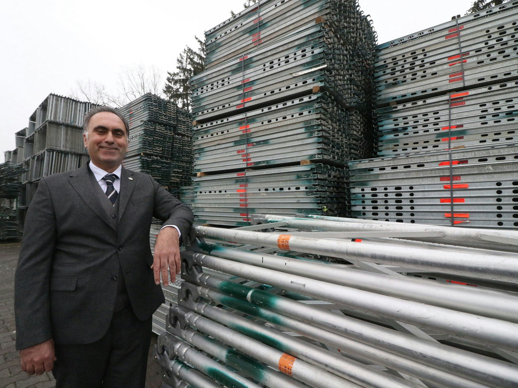 17. Dezember 2021
Der Unternehmer Ali Tokus feiert mit seinem Gerüstbauunternehmen 25-jähriges Bestehen.
Fotos: Adnan Akyüz