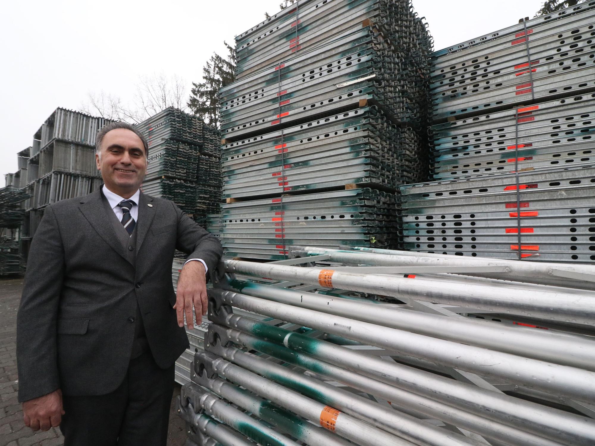 17. Dezember 2021
Der Unternehmer Ali Tokus feiert mit seinem Gerüstbauunternehmen 25-jähriges Bestehen.
Fotos: Adnan Akyüz