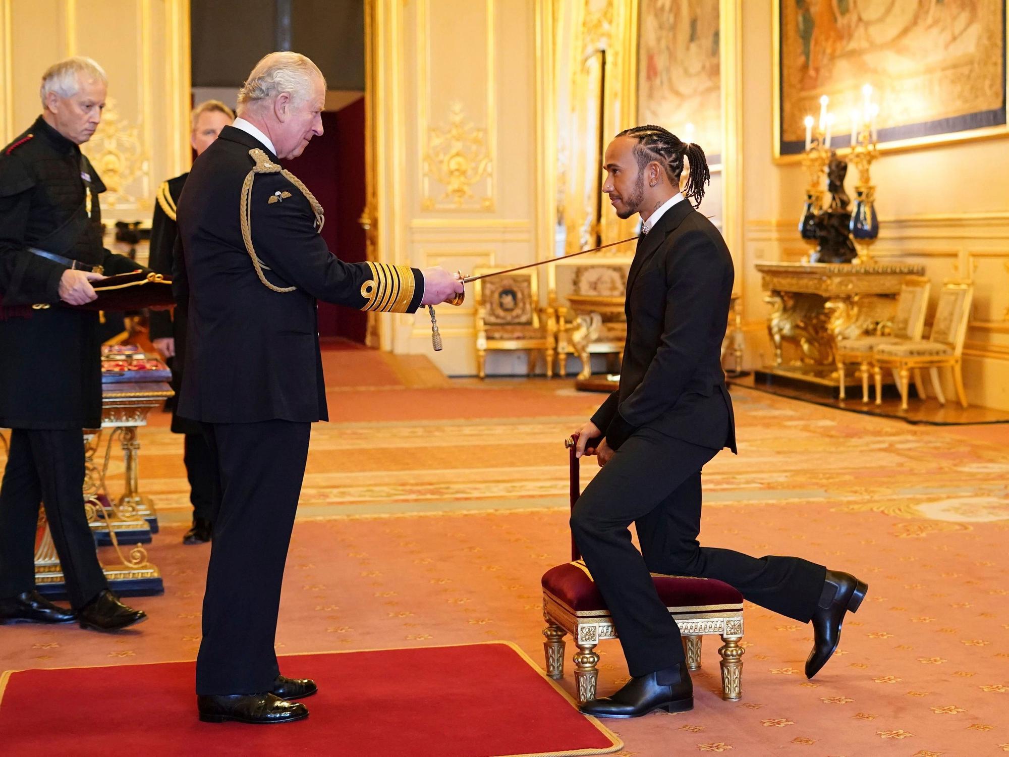 Lewis Hamilton wird zum Ritter.