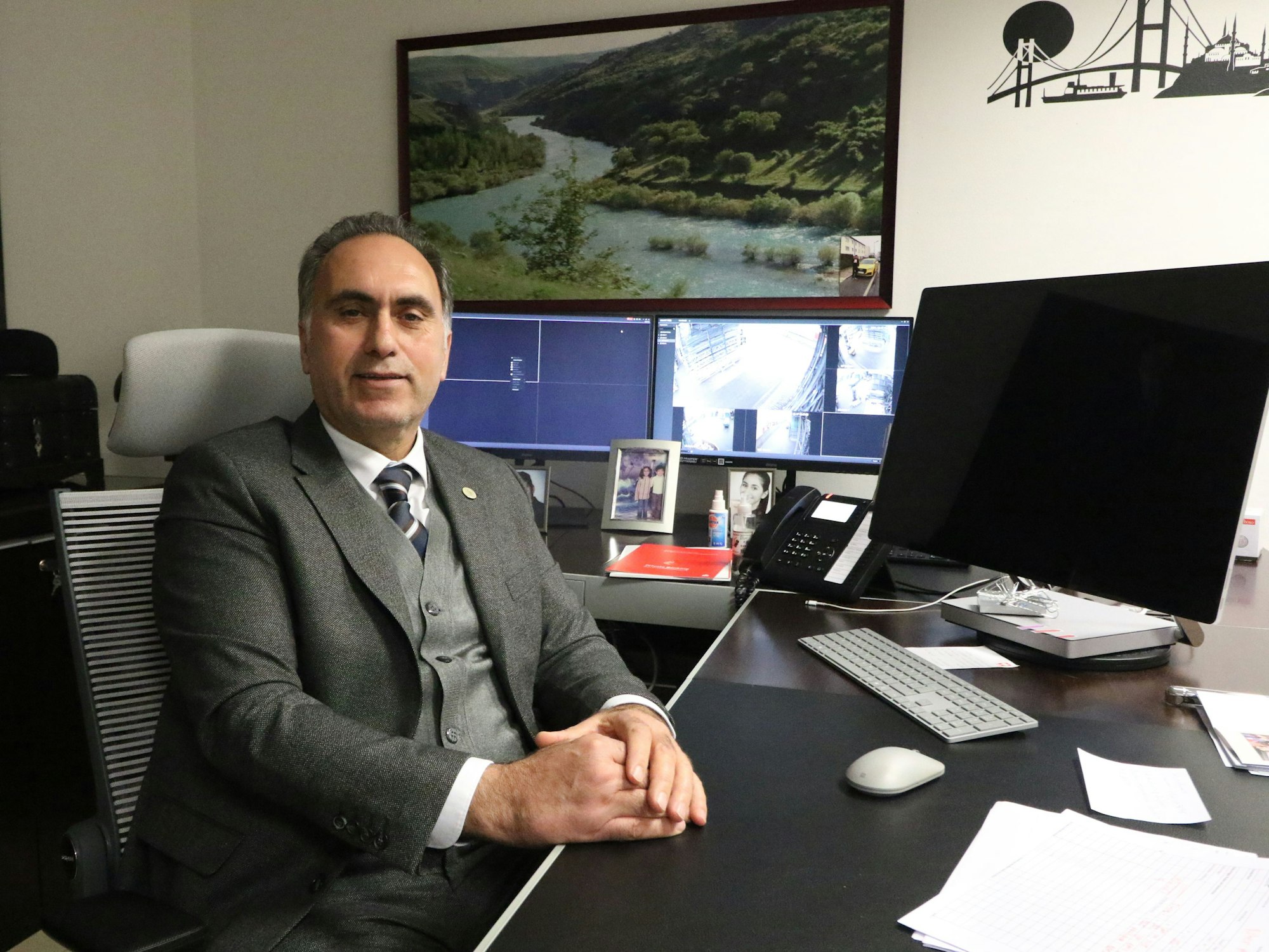 Ali Tokus sitzt an seinem Schreibtisch.