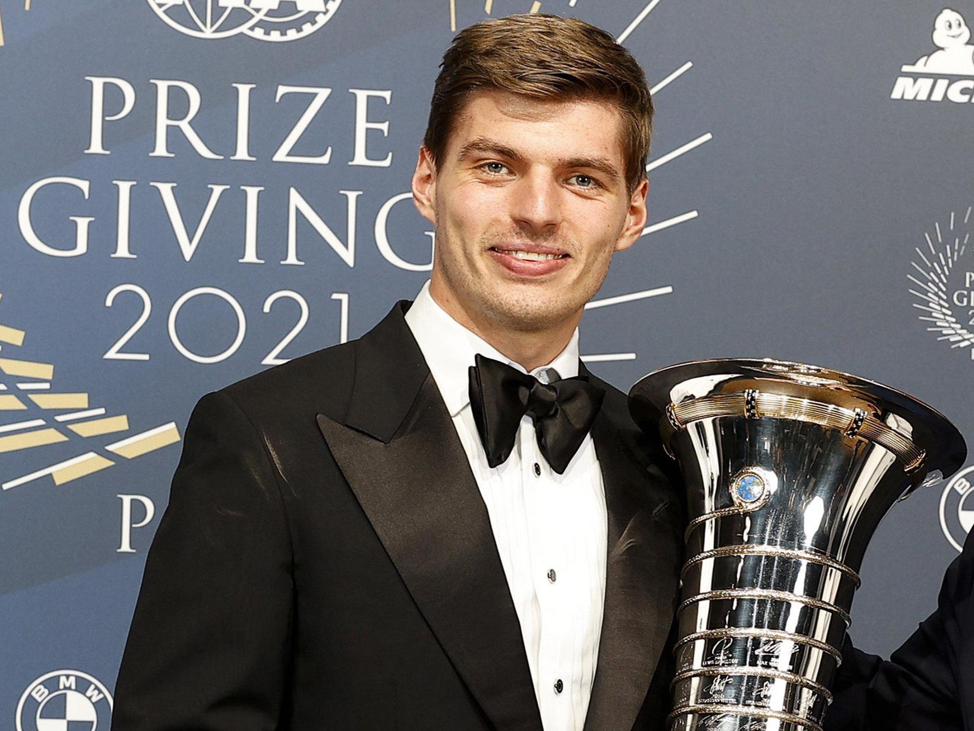Max Verstappen bekommt in Paris den WM-Pokal.
