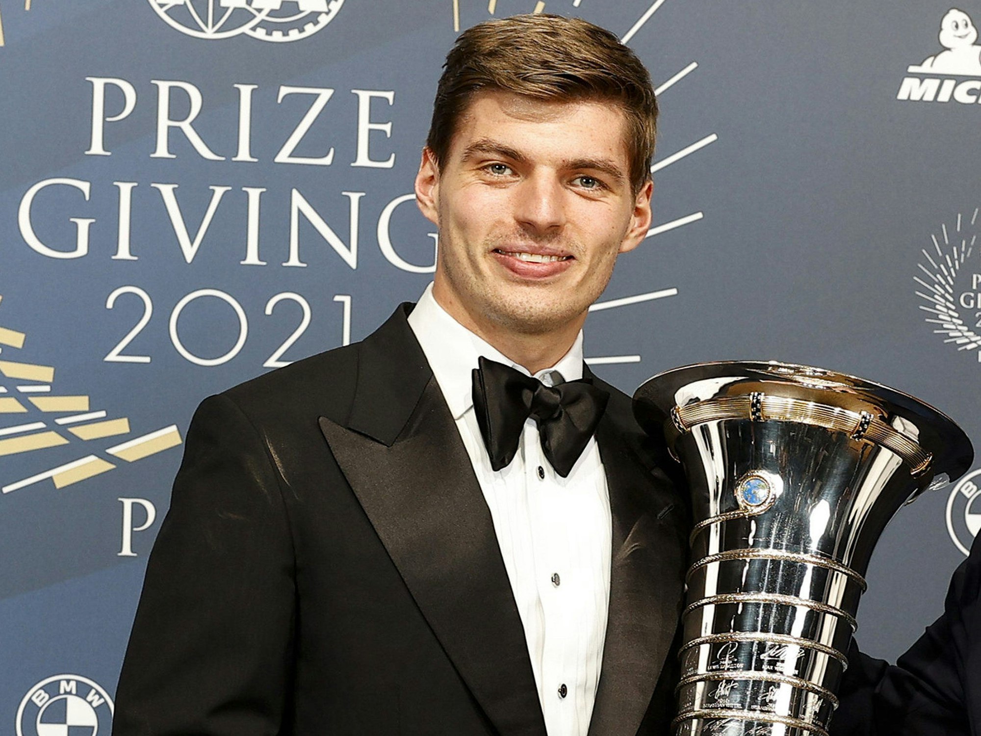 Max Verstappen bekommt in Paris den WM-Pokal.