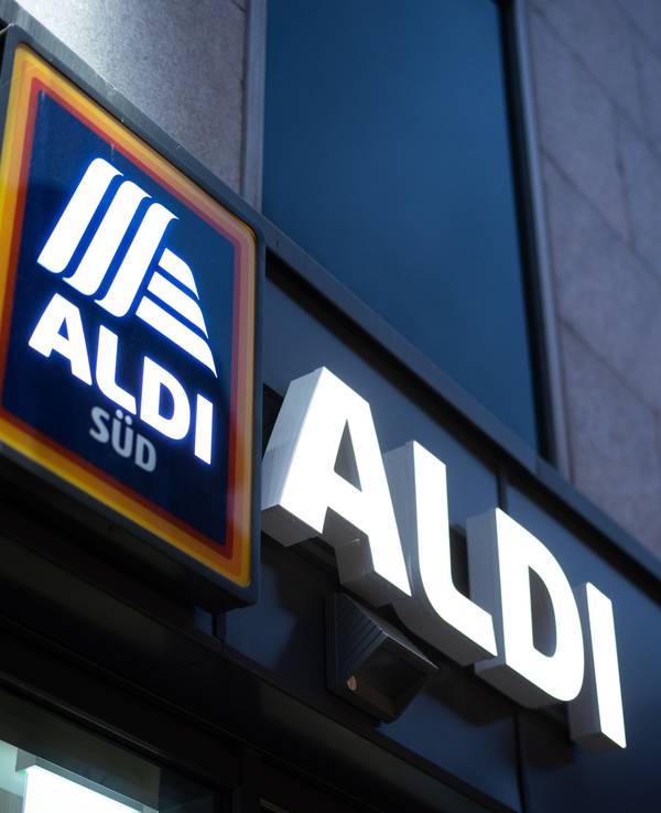 Weihnachten bei Aldi – ein Weihnachtsbaum in einer Filiale sorgt bei Twitter für Diskussionen. Unser undatiertes Symbolfoto zeigt eine Aldi-Filiale in Düsseldorf.