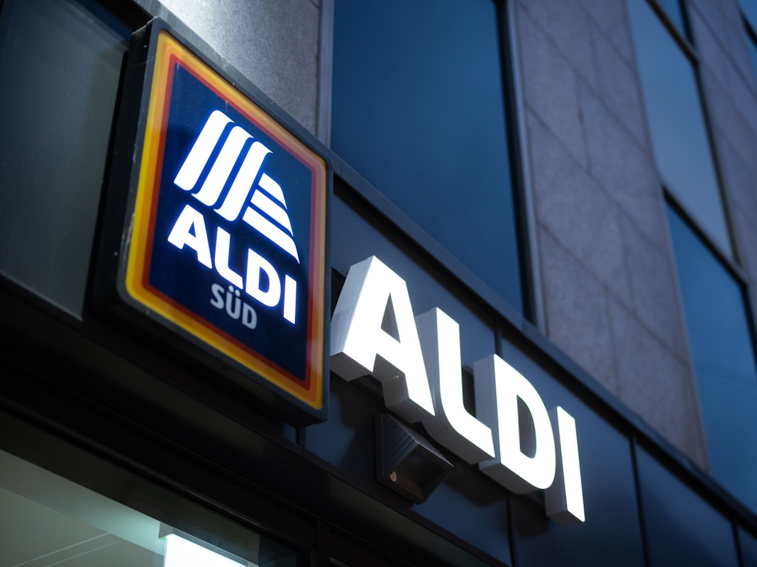 Das Logo einer Aldi Süd Filiale, fotografiert in einer Fußgängerzone der Düsseldorfer Innenstadt. (zu dpa «Sag Du zur Kundin - Das Marketing kämpft mit der Höflichkeit») +++ dpa-Bildfunk +++