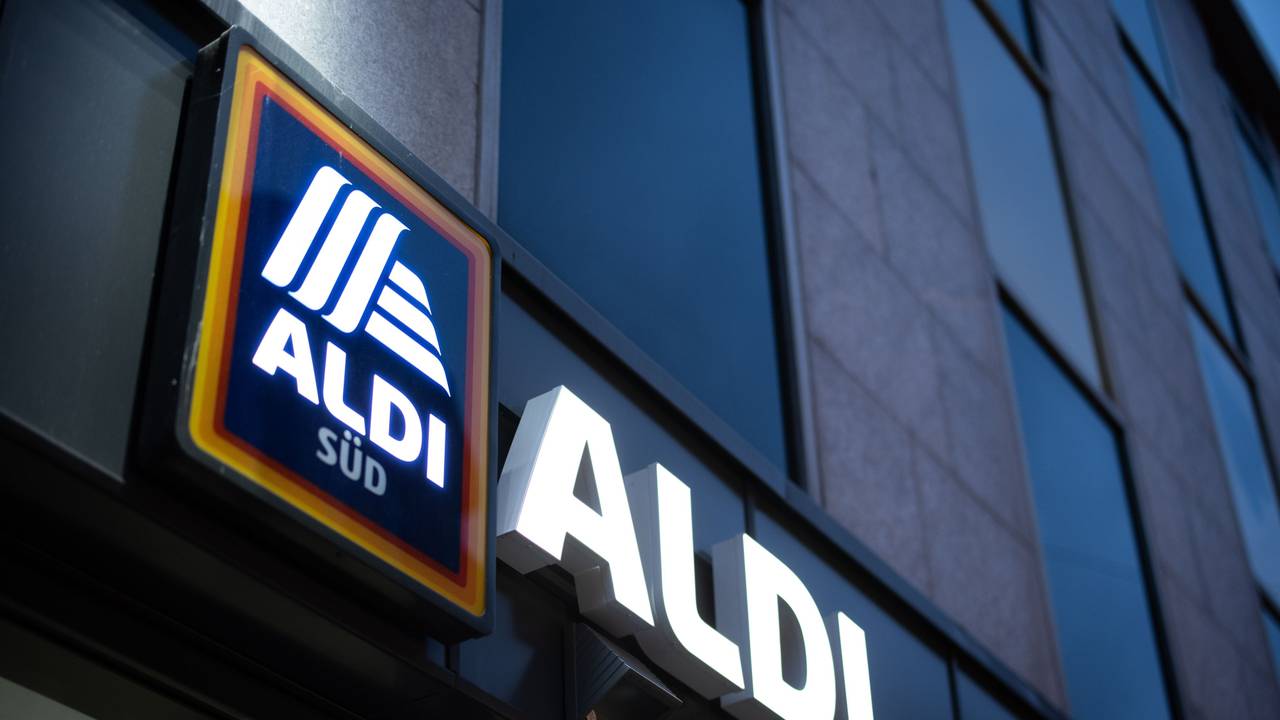Weihnachten bei Aldi – ein Weihnachtsbaum in einer Filiale sorgt bei Twitter für Diskussionen. Unser undatiertes Symbolfoto zeigt eine Aldi-Filiale in Düsseldorf.