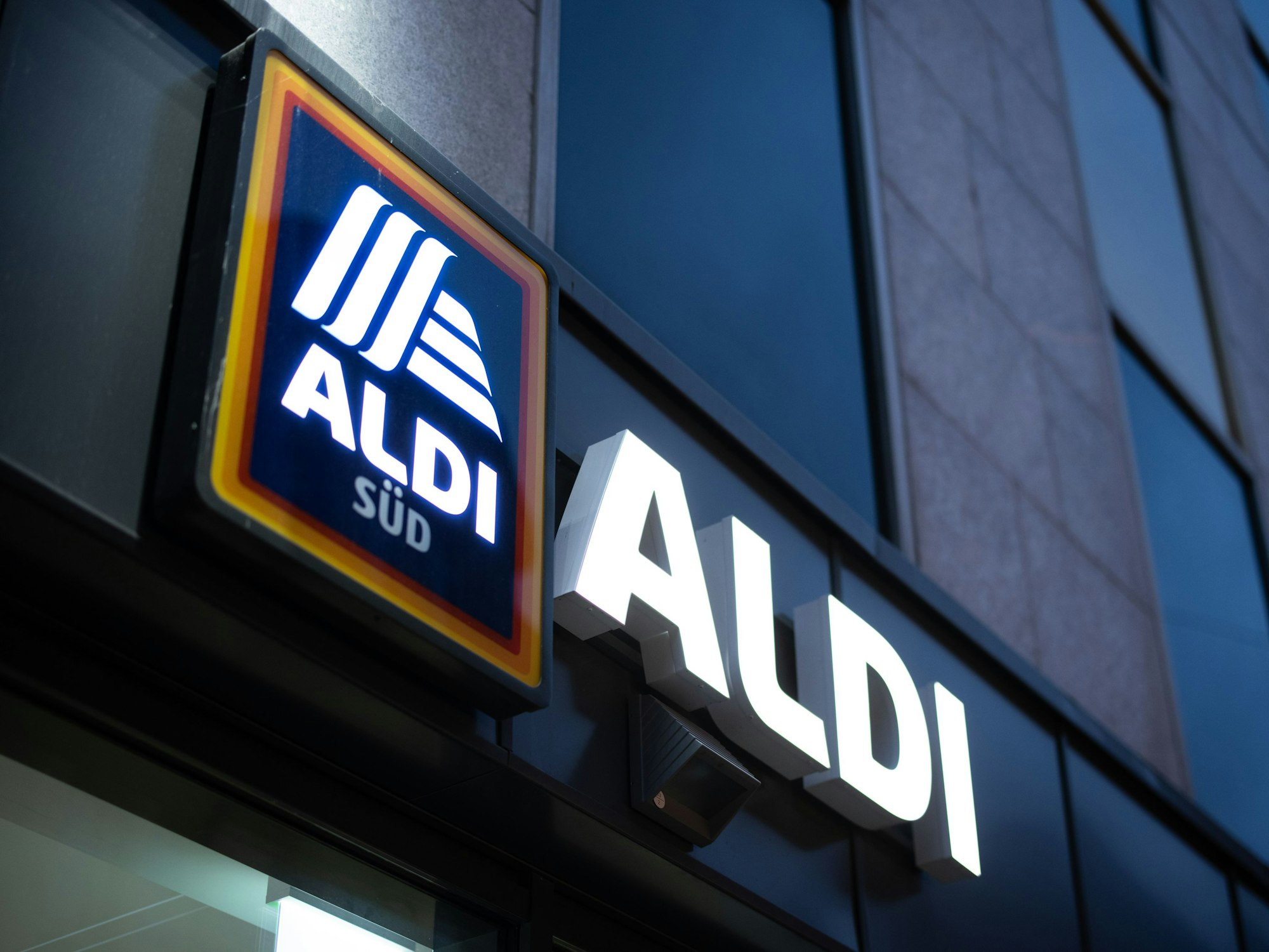 Weihnachten bei Aldi – ein Weihnachtsbaum in einer Filiale sorgt bei Twitter für Diskussionen. Unser undatiertes Symbolfoto zeigt eine Aldi-Filiale in Düsseldorf.