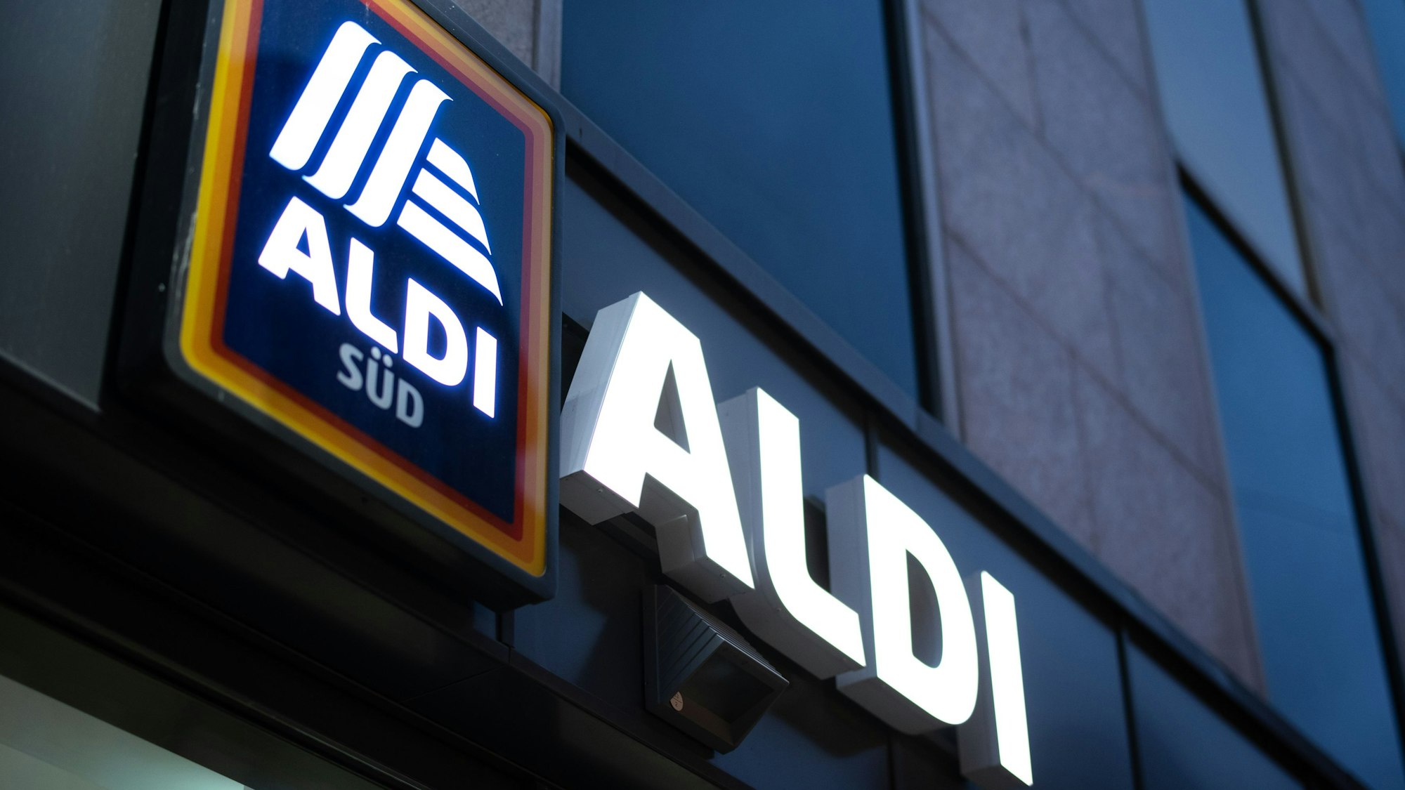 Das Logo einer Aldi Süd Filiale, fotografiert in einer Fußgängerzone der Düsseldorfer Innenstadt. (zu dpa «Sag Du zur Kundin - Das Marketing kämpft mit der Höflichkeit») +++ dpa-Bildfunk +++