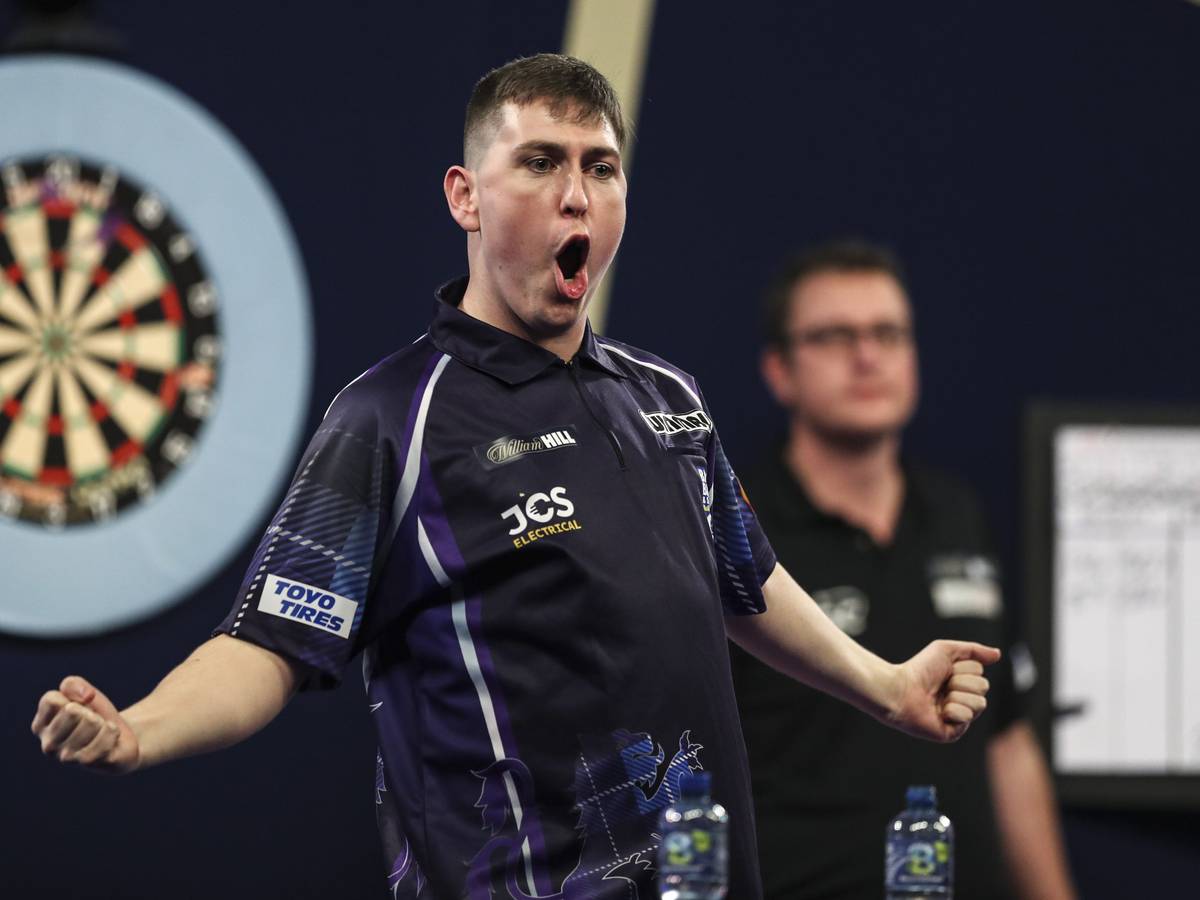 Darts-WM-Debütant William Borland kann sein Glück nach seinem Neun-Dart-Finish gegen Bradley Brooks kaum glauben und lässt sich vom „Ally Pally“ feiern.