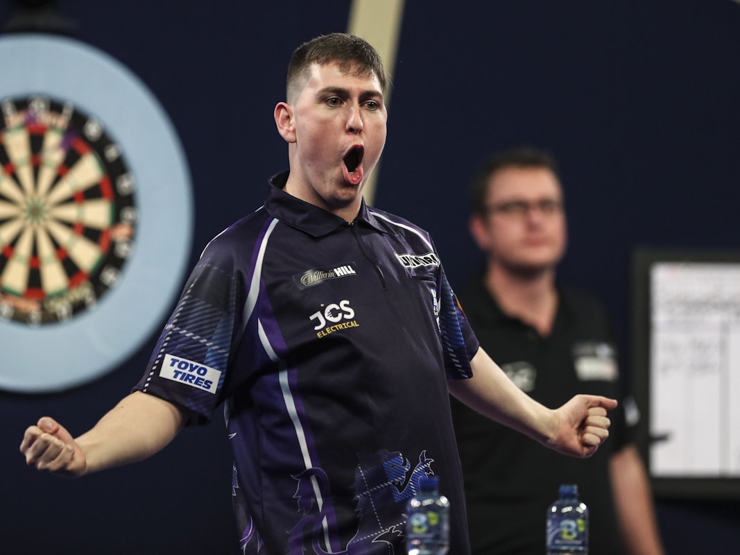 Darts-WM-Debütant William Borland kann sein Glück nach seinem Neun-Dart-Finish gegen Bradley Brooks kaum glauben und lässt sich vom „Ally Pally“ feiern.