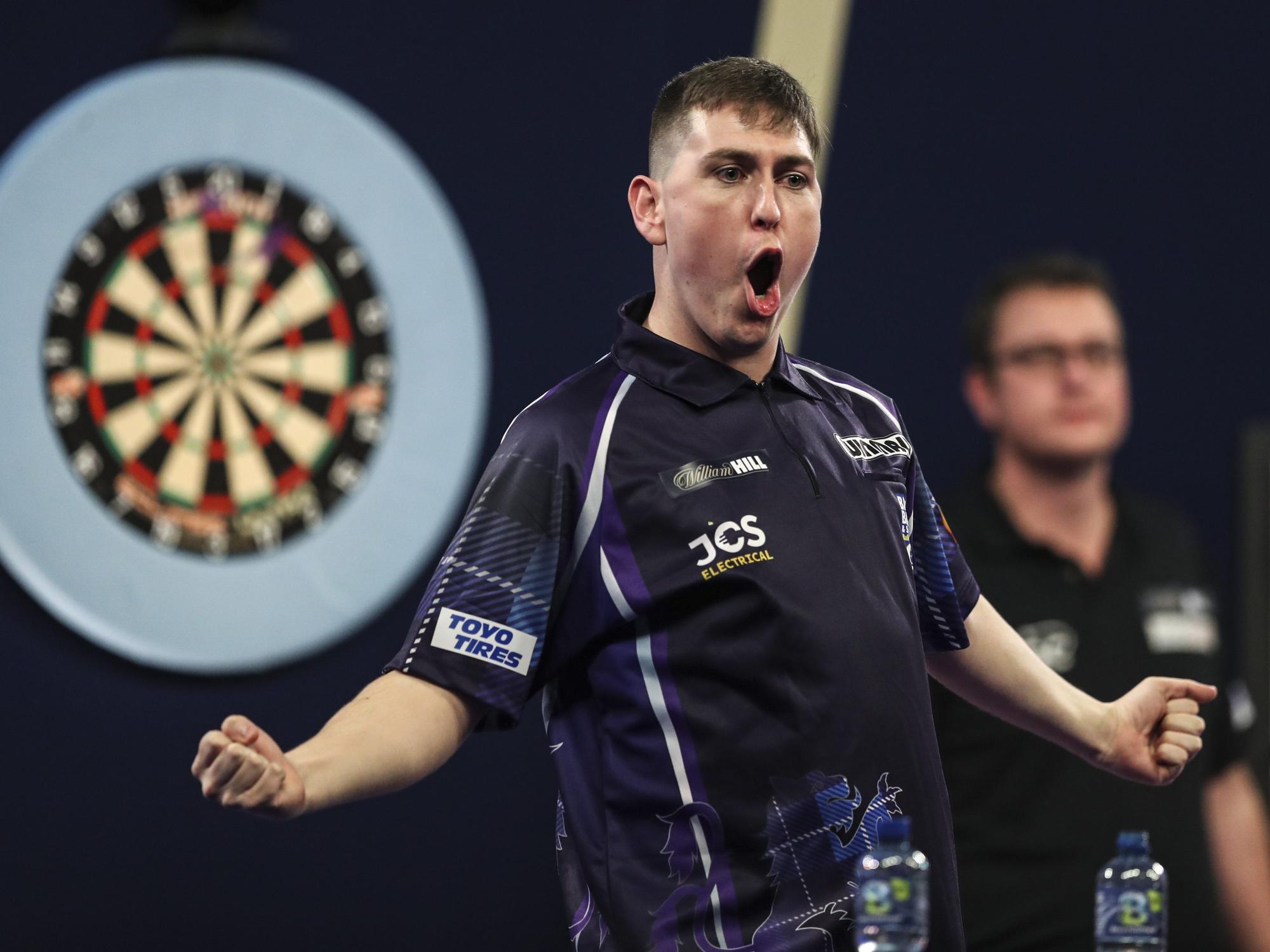 Darts-WM-Debütant William Borland kann sein Glück nach seinem Neun-Dart-Finish gegen Bradley Brooks kaum glauben und lässt sich vom „Ally Pally“ feiern.