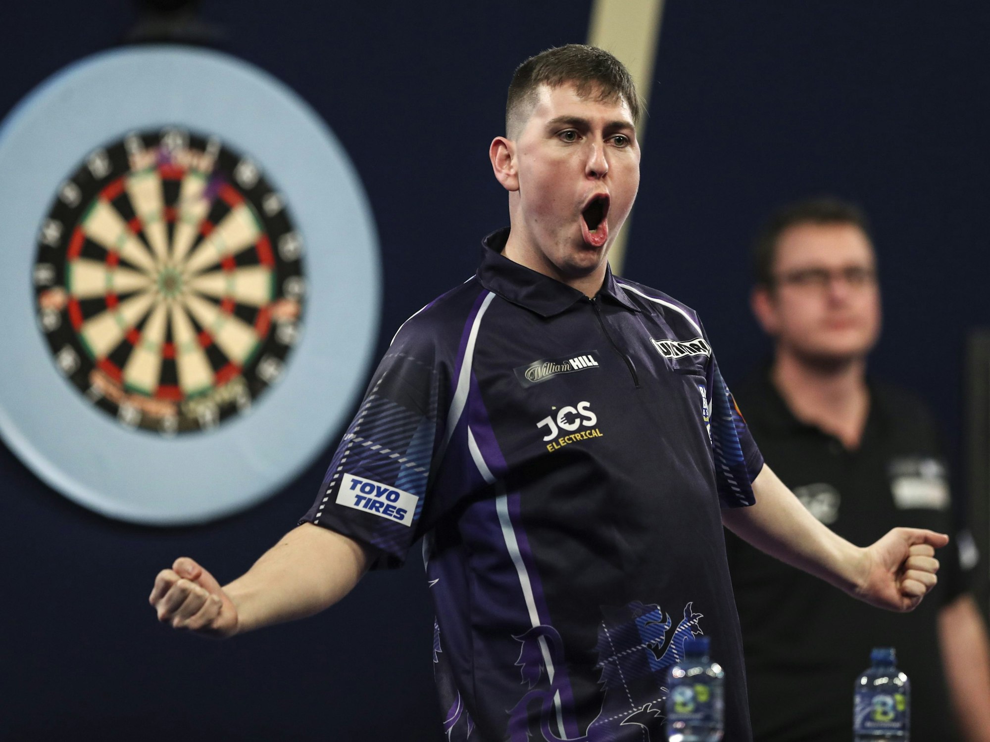 Darts-WM-Debütant William Borland kann sein Glück nach seinem Neun-Dart-Finish gegen Bradley Brooks kaum glauben und lässt sich vom „Ally Pally“ feiern.