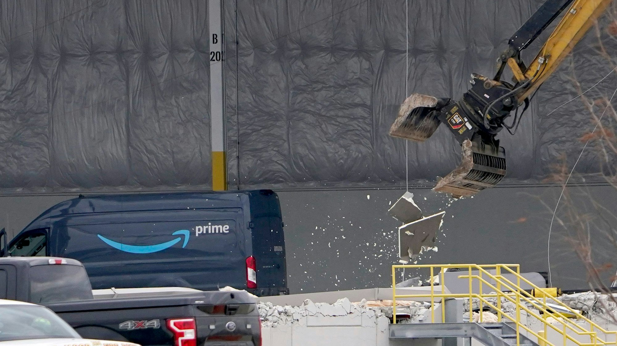 Ein Amazon-Lieferfahrzeug steht vor dem durch einen Tornado völlig zerstörten Verteilerzentrum in Edwardsville.
