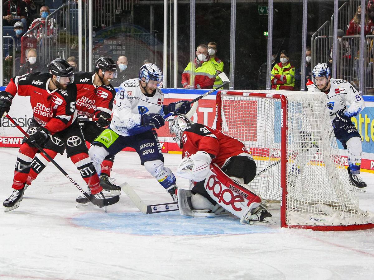 Angriff vom ERC Ingolstadt auf das Tor der Kölner Haie.