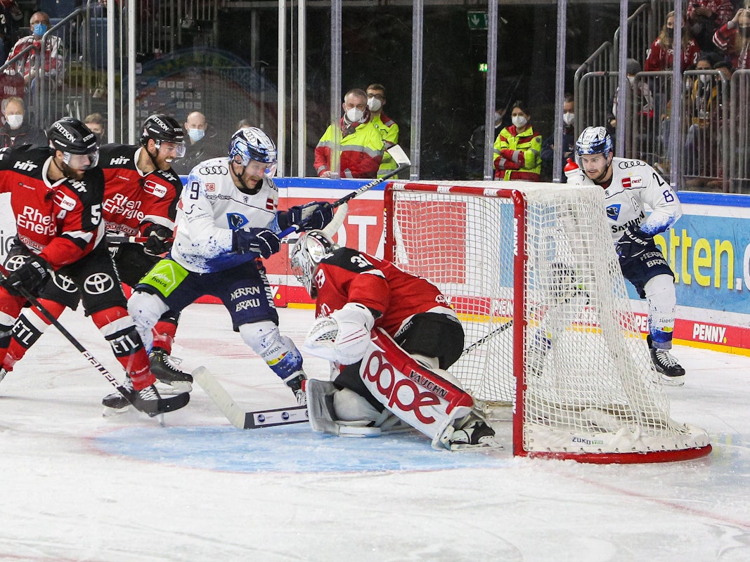 Angriff vom ERC Ingolstadt auf das Tor der Kölner Haie.