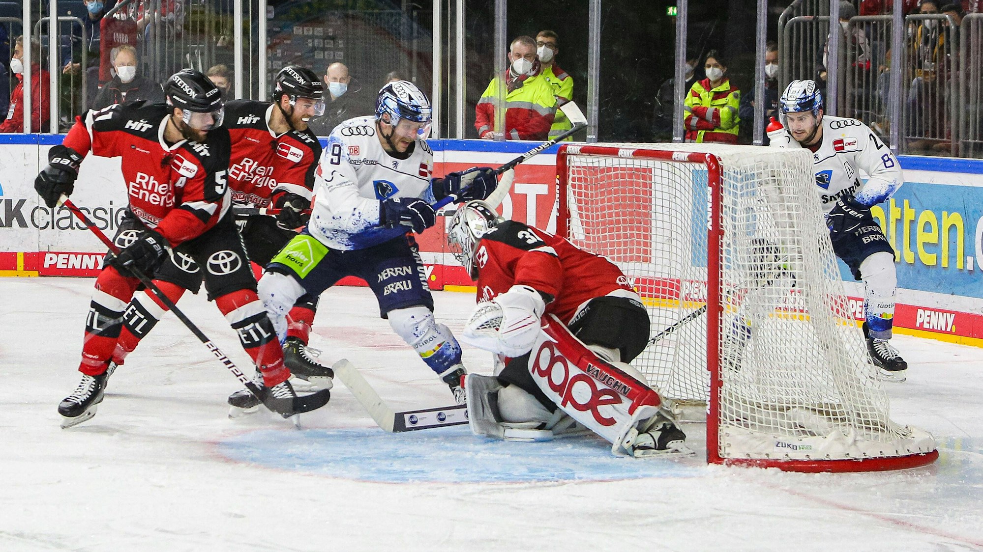 Angriff vom ERC Ingolstadt auf das Tor der Kölner Haie.