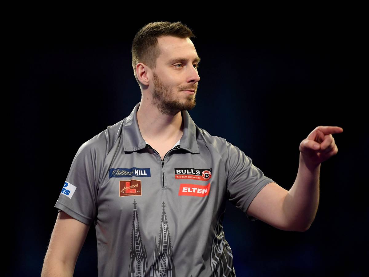 Florian Hempel feiert bei der Darts-WM seinen Sieg.