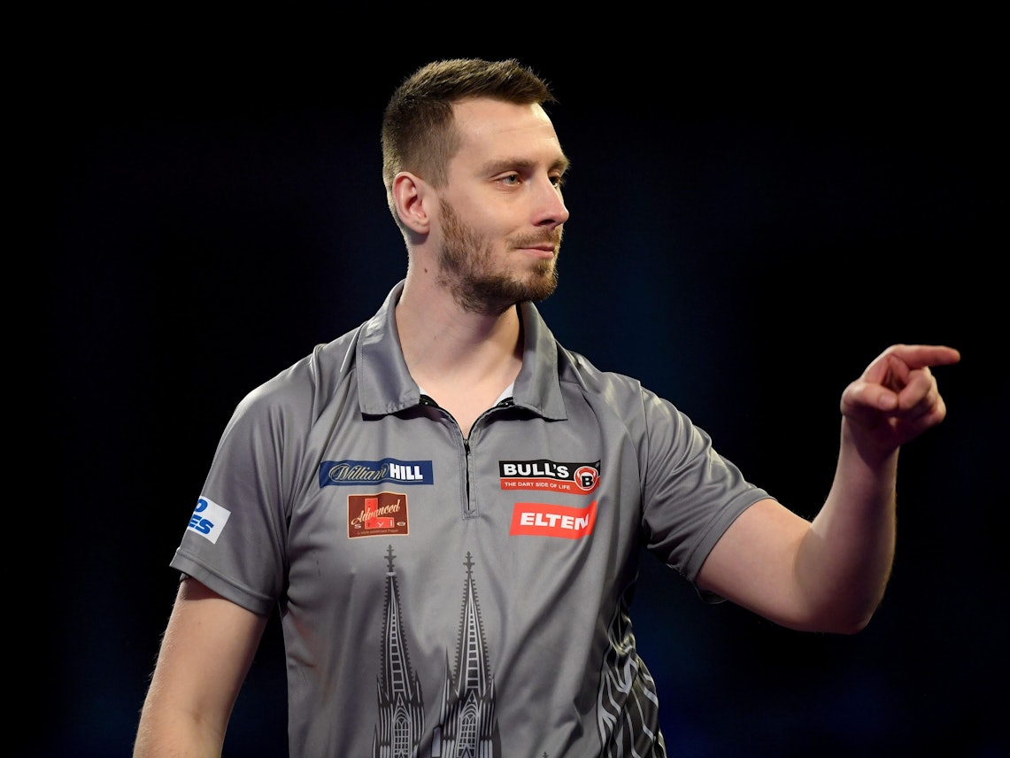 Florian Hempel feiert bei der Darts-WM seinen Sieg.