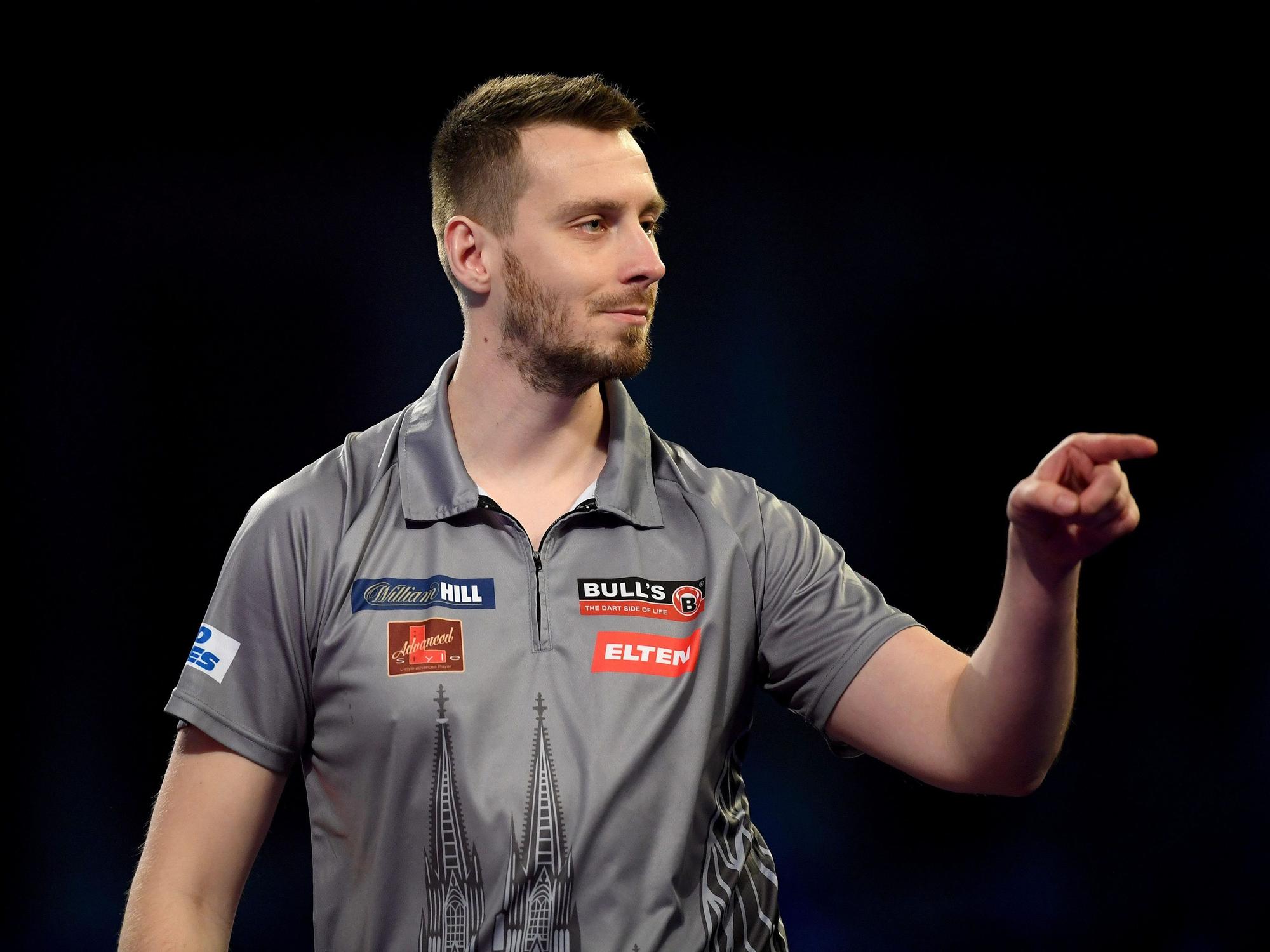 Florian Hempel feiert bei der Darts-WM seinen Sieg.