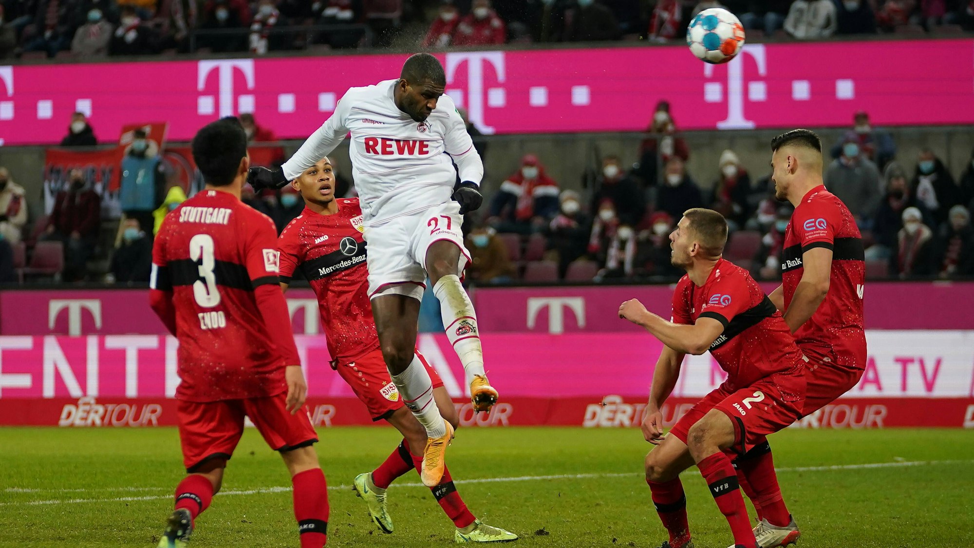 Anthony Modeste köpft ein Tor gegen den VfB Stuttgart.